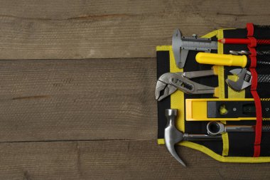 Tamir için alet seti. Çekiç pensesi tornavida açı pensesi ayarlanabilir anahtar. Birçok araç 