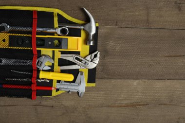 Tamir için alet seti. Çekiç pensesi tornavida açı pensesi ayarlanabilir anahtar. Birçok araç 