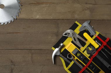 Tamir için alet seti. Çekiç pensesi tornavida açı pensesi ayarlanabilir anahtar. Birçok araç 