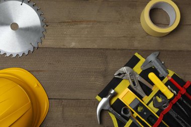 Tamir için alet seti. Çekiç pensesi tornavida açı pensesi ayarlanabilir anahtar. Birçok araç 