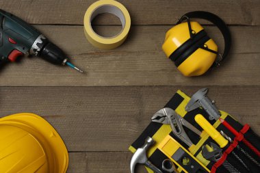 Tamir için alet seti. Çekiç pensesi tornavida açı pensesi ayarlanabilir anahtar. Birçok araç 