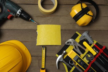 Tamir için alet seti. Çekiç pensesi tornavida açı pensesi ayarlanabilir anahtar. Birçok araç 