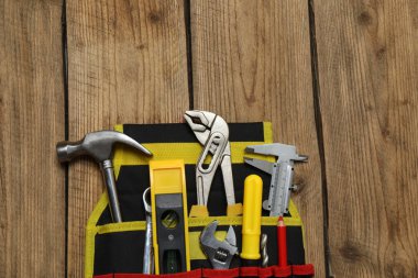 Tamir için alet seti. Çekiç pensesi tornavida açı pensesi ayarlanabilir anahtar. Birçok araç 