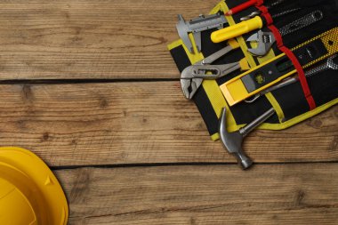 Tamir için alet seti. Çekiç pensesi tornavida açı pensesi ayarlanabilir anahtar. Birçok araç 