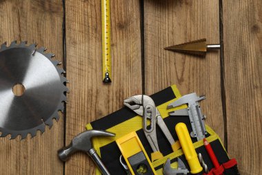 Tamir için alet seti. Çekiç pensesi tornavida açı pensesi ayarlanabilir anahtar. Birçok araç 