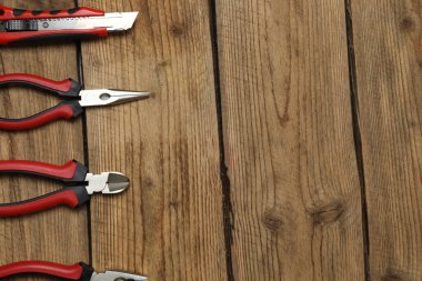 Tamir için alet seti. Çekiç pensesi tornavida açı pensesi ayarlanabilir anahtar. Birçok araç 