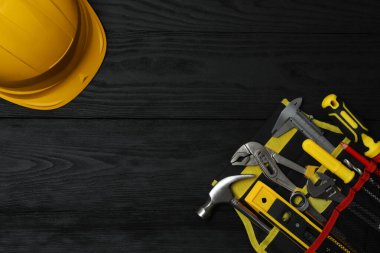 Tamir için alet seti. Çekiç pensesi tornavida açı pensesi ayarlanabilir anahtar. Birçok araç 