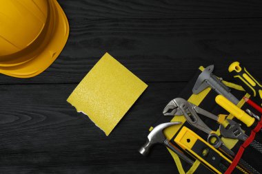 Tamir için alet seti. Çekiç pensesi tornavida açı pensesi ayarlanabilir anahtar. Birçok araç 