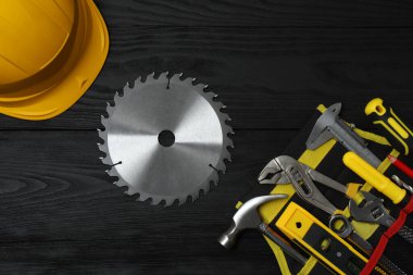 Tamir için alet seti. Çekiç pensesi tornavida açı pensesi ayarlanabilir anahtar. Birçok araç 