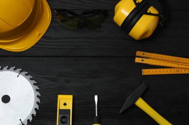 Tamir için alet seti. Çekiç pensesi tornavida açı pensesi ayarlanabilir anahtar. Birçok araç 