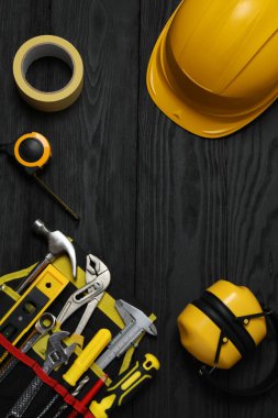 Tamir için alet seti. Çekiç pensesi tornavida açı pensesi ayarlanabilir anahtar. Birçok araç 