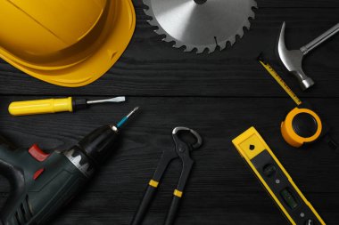 Tamir için alet seti. Çekiç pensesi tornavida açı pensesi ayarlanabilir anahtar. Birçok araç 