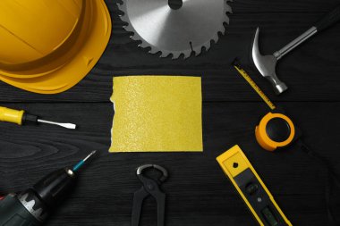 Tamir için alet seti. Çekiç pensesi tornavida açı pensesi ayarlanabilir anahtar. Birçok araç 