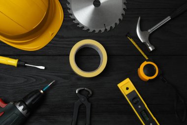 Tamir için alet seti. Çekiç pensesi tornavida açı pensesi ayarlanabilir anahtar. Birçok araç 