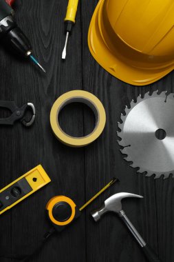 Tamir için alet seti. Çekiç pensesi tornavida açı pensesi ayarlanabilir anahtar. Birçok araç 