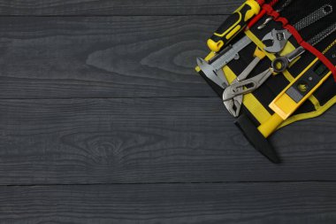 Tamir için alet seti. Çekiç pensesi tornavida açı pensesi ayarlanabilir anahtar. Birçok araç 