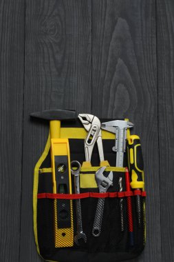 Tamir için alet seti. Çekiç pensesi tornavida açı pensesi ayarlanabilir anahtar. Birçok araç 