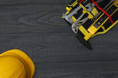 Tamir için alet seti. Çekiç pensesi tornavida açı pensesi ayarlanabilir anahtar. Birçok araç 