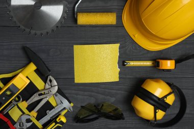 Tamir için alet seti. Çekiç pensesi tornavida açı pensesi ayarlanabilir anahtar. Birçok araç 