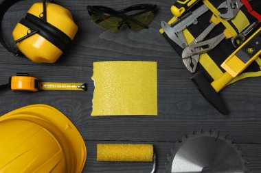 Tamir için alet seti. Çekiç pensesi tornavida açı pensesi ayarlanabilir anahtar. Birçok araç 