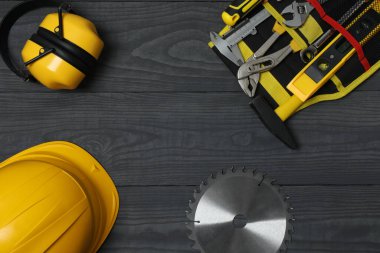 Tamir için alet seti. Çekiç pensesi tornavida açı pensesi ayarlanabilir anahtar. Birçok araç 