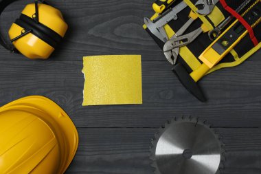 Tamir için alet seti. Çekiç pensesi tornavida açı pensesi ayarlanabilir anahtar. Birçok araç 