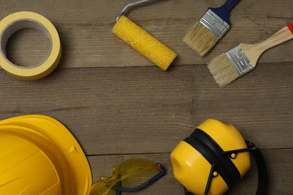 Tamir için alet seti. Çekiç pensesi tornavida açı pensesi ayarlanabilir anahtar. Birçok araç 