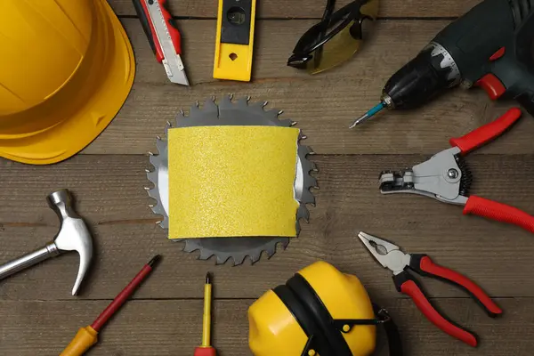 Tamir için alet seti. Çekiç pensesi tornavida açı pensesi ayarlanabilir anahtar. Birçok araç 