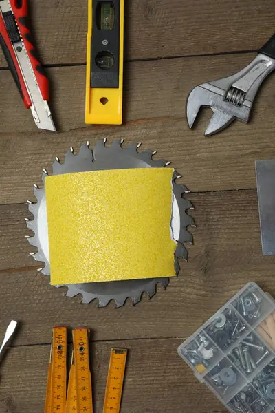 Tamir için alet seti. Çekiç pensesi tornavida açı pensesi ayarlanabilir anahtar. Birçok araç 