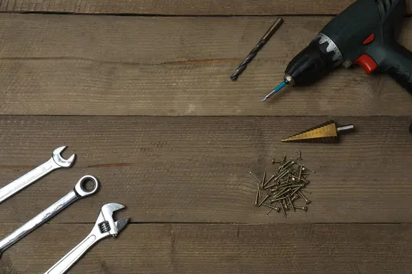 Tamir için alet seti. Çekiç pensesi tornavida açı pensesi ayarlanabilir anahtar. Birçok araç 