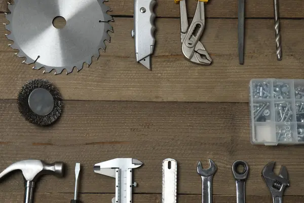 Tamir için alet seti. Çekiç pensesi tornavida açı pensesi ayarlanabilir anahtar. Birçok araç 