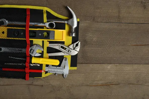 Tamir için alet seti. Çekiç pensesi tornavida açı pensesi ayarlanabilir anahtar. Birçok araç 