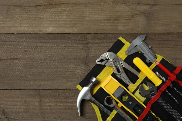 Tamir için alet seti. Çekiç pensesi tornavida açı pensesi ayarlanabilir anahtar. Birçok araç 