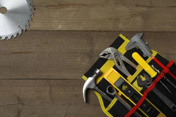 Tamir için alet seti. Çekiç pensesi tornavida açı pensesi ayarlanabilir anahtar. Birçok araç 