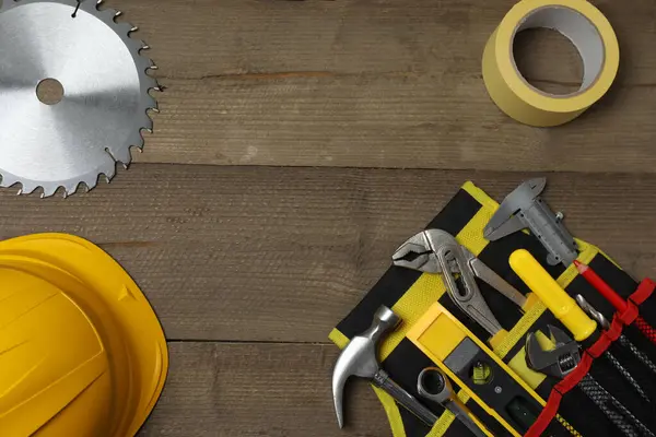 Tamir için alet seti. Çekiç pensesi tornavida açı pensesi ayarlanabilir anahtar. Birçok araç 