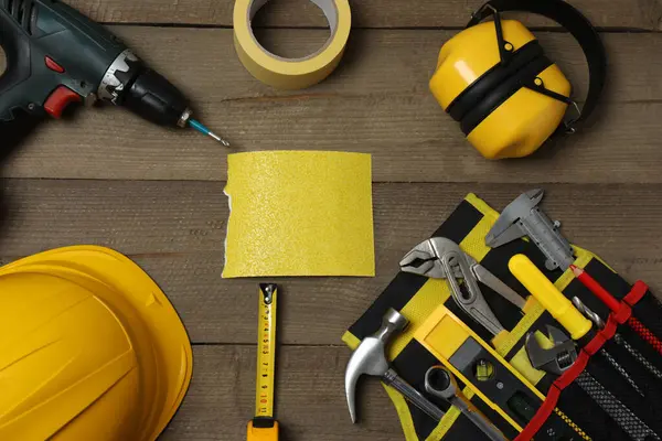 Tamir için alet seti. Çekiç pensesi tornavida açı pensesi ayarlanabilir anahtar. Birçok araç 