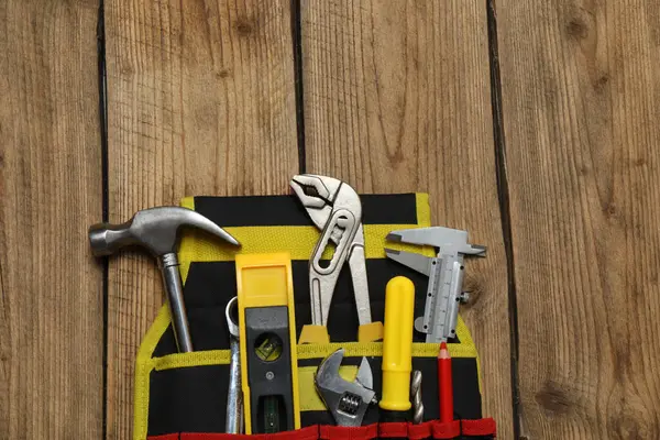 Tamir için alet seti. Çekiç pensesi tornavida açı pensesi ayarlanabilir anahtar. Birçok araç 