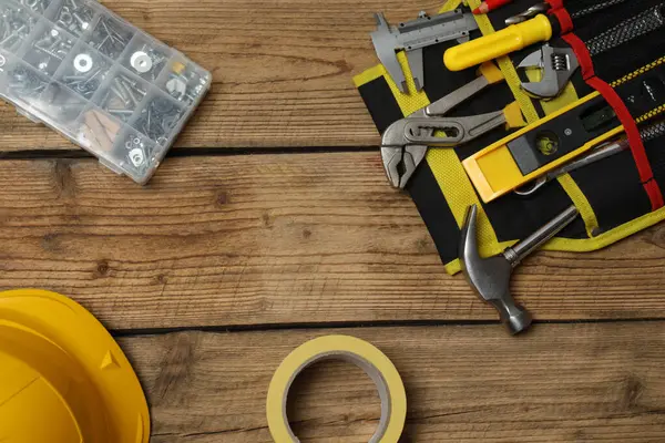 Tamir için alet seti. Çekiç pensesi tornavida açı pensesi ayarlanabilir anahtar. Birçok araç 