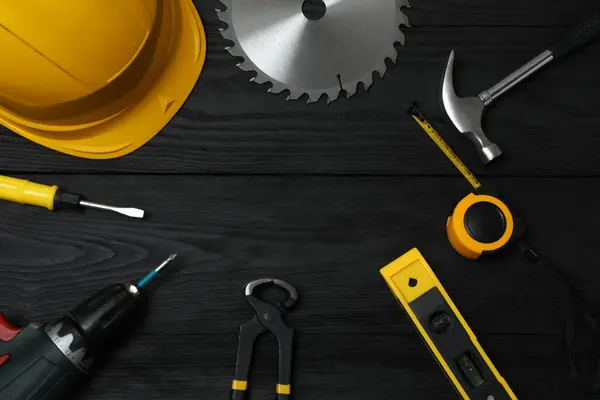 Tamir için alet seti. Çekiç pensesi tornavida açı pensesi ayarlanabilir anahtar. Birçok araç 