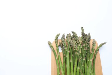 beyaz üzerine taze yeşil kuşkonmaz