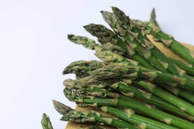 beyaz üzerine taze yeşil kuşkonmaz