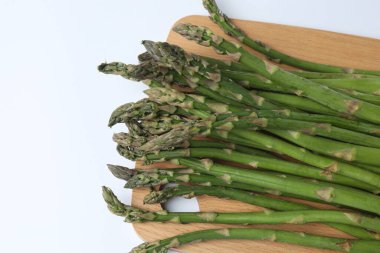 beyaz üzerine taze yeşil kuşkonmaz