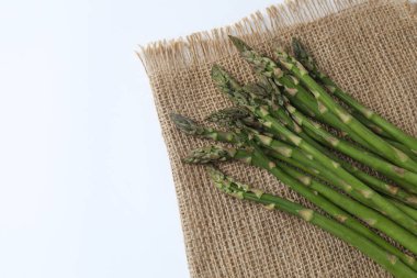 beyaz üzerine taze yeşil kuşkonmaz