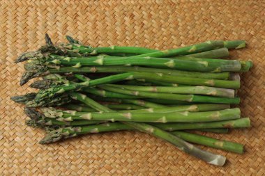 Ahşap yüzeyde yeşil kuşkonmaz