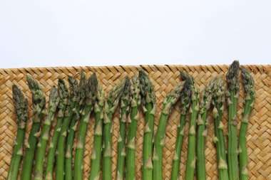 beyaz üzerine taze yeşil kuşkonmaz