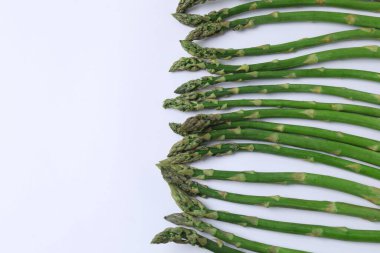 beyaz üzerine taze yeşil kuşkonmaz