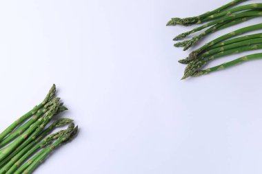 beyaz üzerine taze yeşil kuşkonmaz