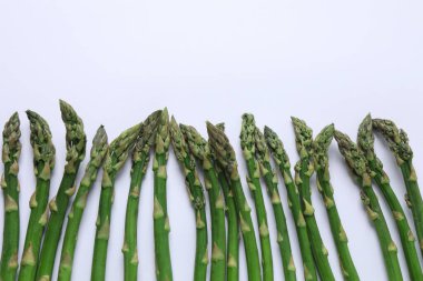 beyaz üzerine taze yeşil kuşkonmaz