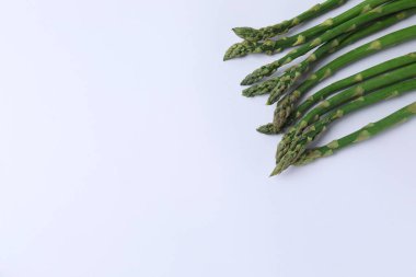 beyaz üzerine taze yeşil kuşkonmaz