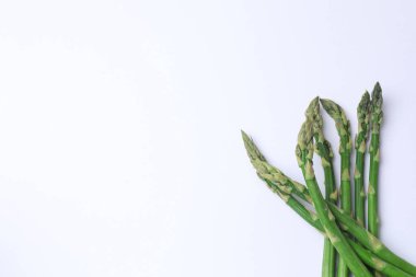 beyaz üzerine taze yeşil kuşkonmaz